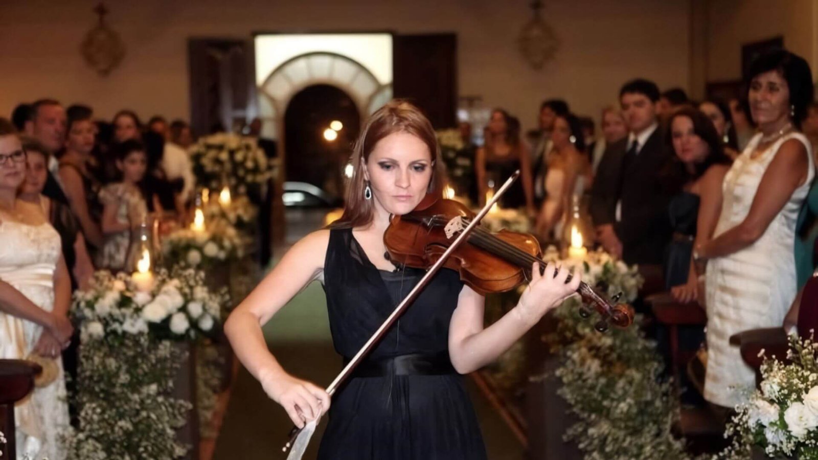Mayra Pezzuti suona il violino durante una cerimonia di matrimonio a Como provincia di Varese