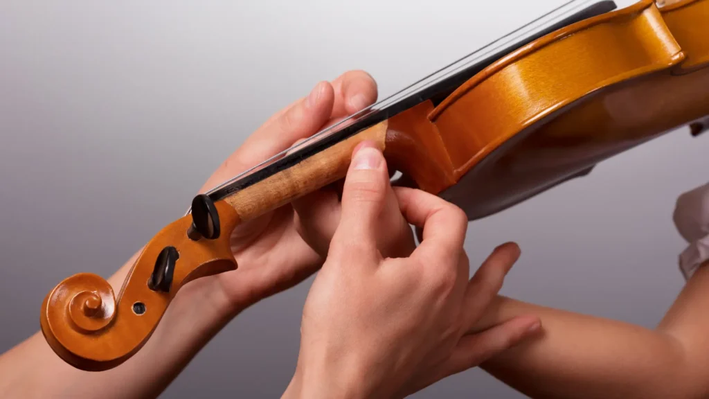 Mayra Pezzuti insegna lezione di violino a bambino Malgesso Varese