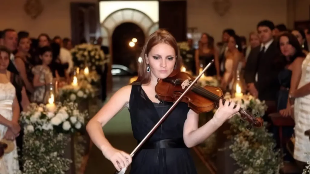 Mayra Pezzuti suona violino in chiesa durante matrimonio Varese