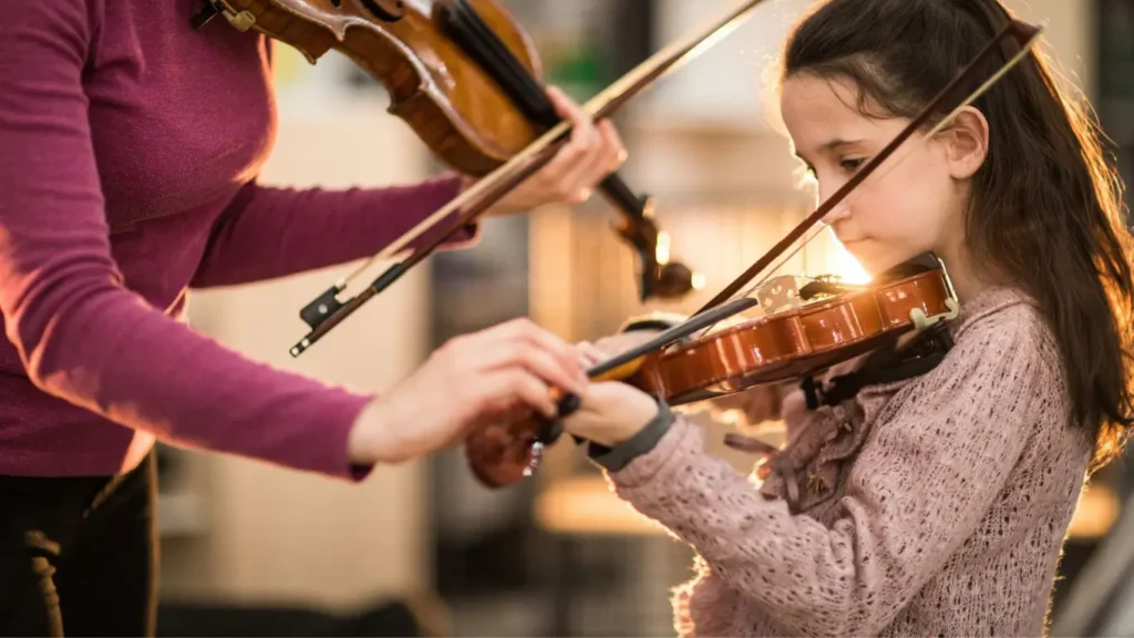 Mayra Pezzuti insegnante di violino corregge posizione bambina Varese