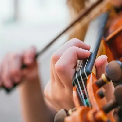 Mayra Pezzuti suona il violino dettaglio braccio archetto matrimonio musica Varese Lago di Como