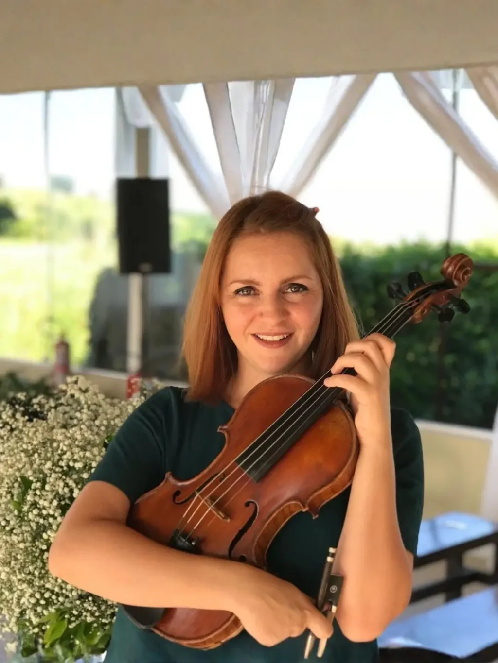 Mayra Pezzuti suona il violino durante un matrimonio a Varese.