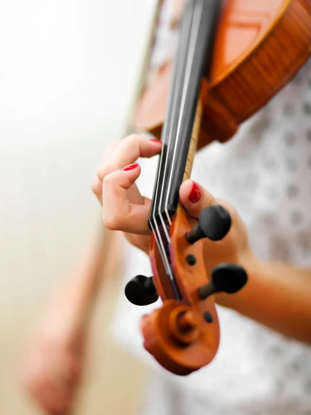 Mayra Pezzuti insegna lezione di violino a bambino Malgesso Varese