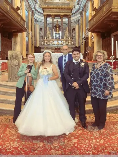Violinista Mayra Pezzuti durante un matrimonio a Milano